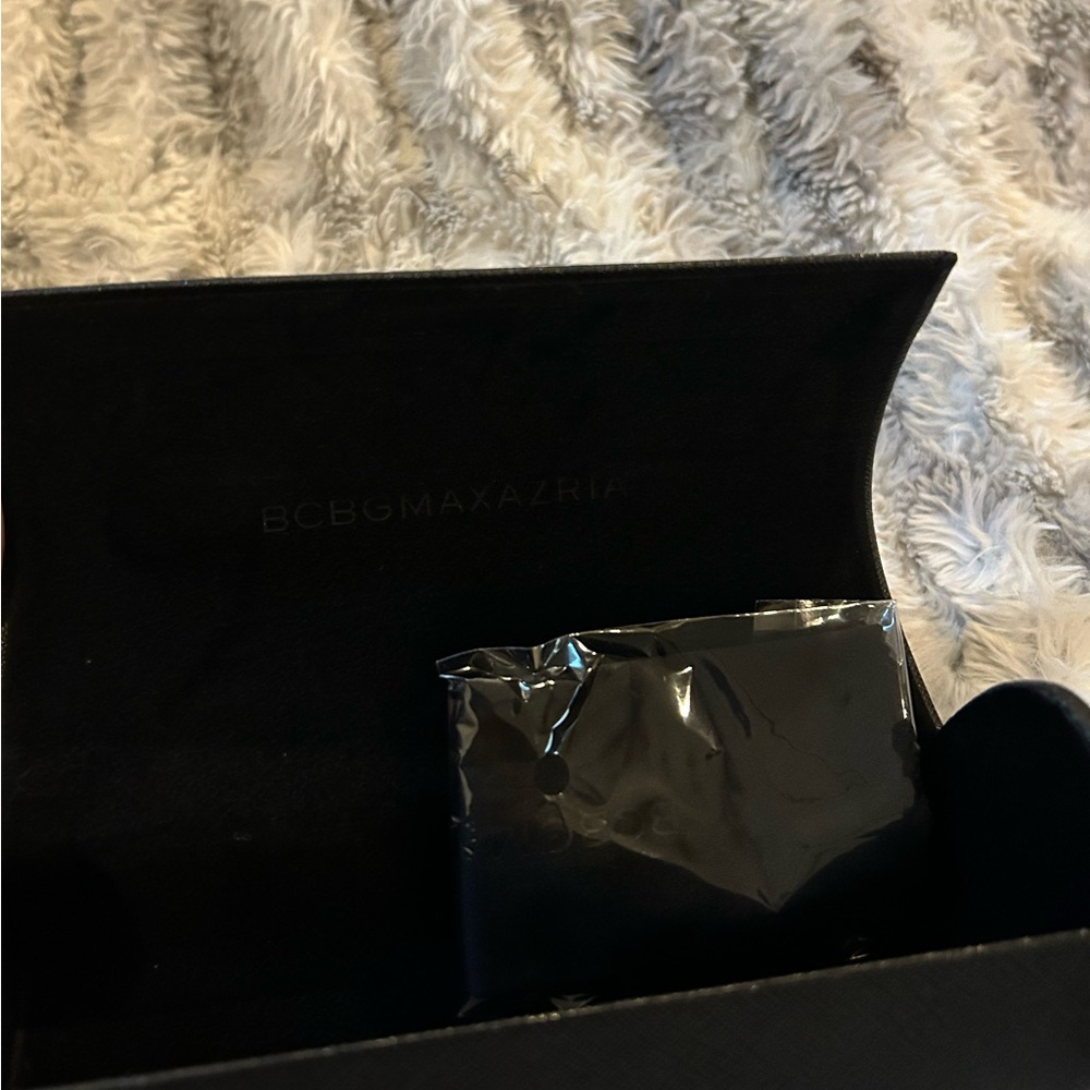 BCBGMAXAZRIA sunglasses - Picture 3 of 6